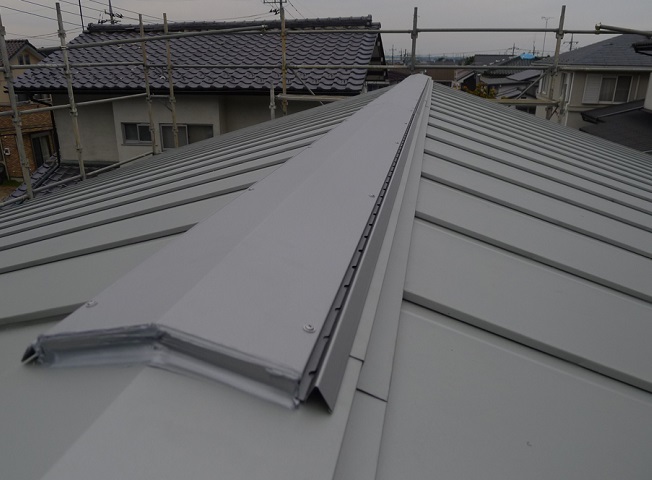 屋根工事の見積り用語 唐草 棟 とは 屋根 外壁サイディング 雨漏りの修理は クイック屋根工事