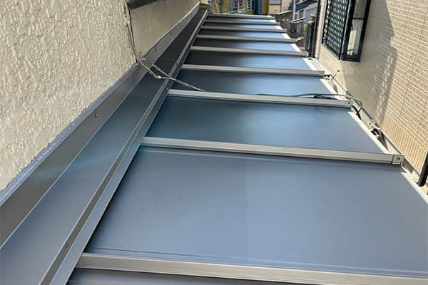 雨押さえ板金の納まり】雨漏りを防ぐ職人技！重要ポイントと施工不良 